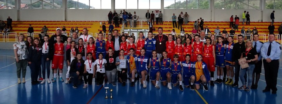 М14: Девојките на Крива Паланка се закитија со злато