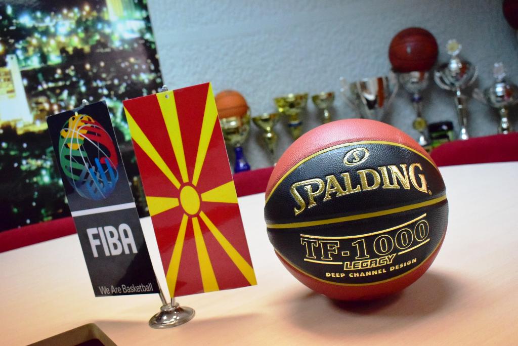 Поделени топките Spalding на прволигашите!
